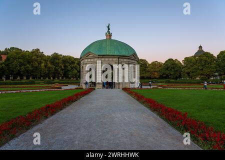 Si tratta di una vista del Tempio di Diana, un famoso punto di riferimento storico nel parco Hofgarten l'8 settembre 2022 a Monaco, Germania Foto Stock