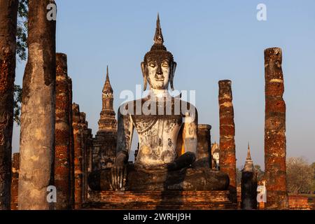 Wat tra Phang Ngoen al Parco storico di Sukhothai. Thailandia. Antica statua di buddha seduto. Foto Stock