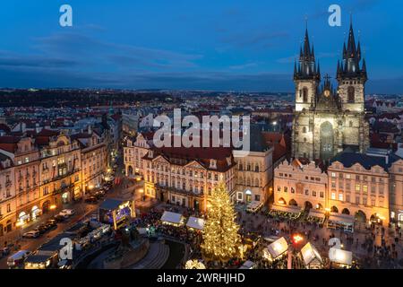 Si tratta di una vista serale della Piazza della città Vecchia durante il mercatino di Natale, un momento popolare per visitare la città l'8 dicembre 2022 a Praga, Repubblica Ceca Foto Stock