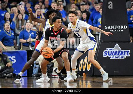 La guardia dei Denver Pioneers Tommy Bruner (0) fa una mossa al basket mentre viene difesa dalla guardia dei South Dakota State Jackrabbits Zeke Mayo (2) durante la finale maschile al torneo di basket Summit League tra i Denver Pioneers e i South Dakota State Jackrabbits al Denny Sanford Premier Center a Sioux Falls, South Dakota martedì 12 marzo 2024. Russell Hons/CSM. Foto Stock