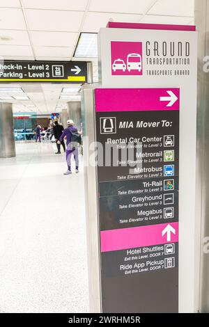 Miami Florida, Aeroporto Internazionale di Miami mia, all'interno del terminal interno, cartelli segnaletici, promozione di pubblicità, indicazioni stradali, trasferimento a terra Foto Stock