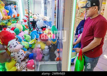 Merida Mexico, Gonzalo Guerrero Calle 50, Gran Plaza Merida, interno, uomo uomo uomo, donna donna donna, adulti residenti residenti, coppia Foto Stock