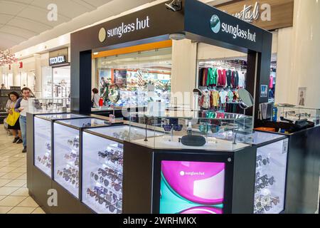 Merida Mexico, Gonzalo Guerrero Calle 50, Gran Plaza Merida, interno, chiosco Sunglass Hut, negozi, attività commerciali, commercianti Marke Foto Stock