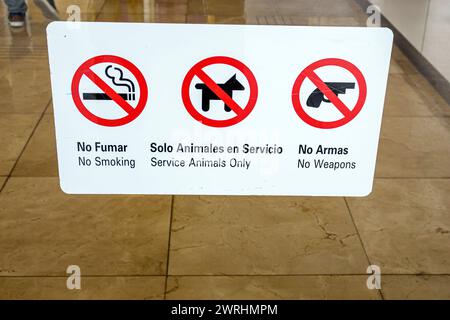 Merida Mexico, aeroporto internazionale Manuel Crescencio Rejon Merida, interno, area cancello dell'atrio del terminal, cartello internazionale non simbolo, no SM Foto Stock