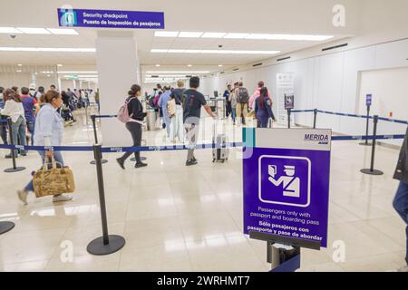 Merida Mexico, aeroporto internazionale Manuel Crescencio Rejon Merida, interno, atrio del terminal, checkpoint di sicurezza, ritiro della carta d'imbarco per passaporto Foto Stock