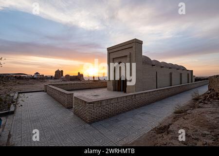 Mizdakhkan è un complesso archeologico di antiche strutture, vicino alla città di Khojeyli nel Karakalpakstan. Mausoleo dello sciamano Nabi. Foto Stock