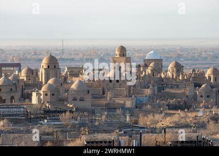 Cupole di pietra nell'antico cimitero di Mizdakhan, a Nukus, Uzbekistan. Foto Stock