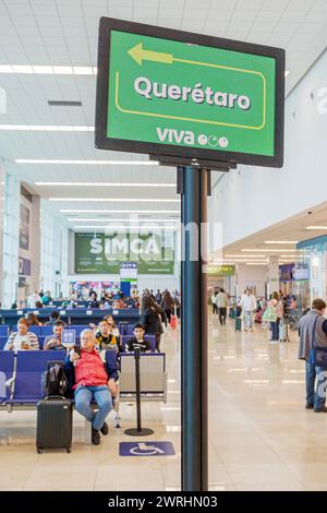Merida Mexico, aeroporto internazionale Manuel Crescencio Rejon Merida, interno, area d'ingresso del terminal, cartello con le indicazioni, volo Queretaro Foto Stock