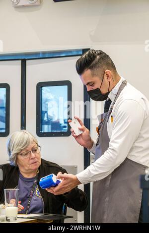 Merida, Messico, aeroporto internazionale Manuel Crescencio Rejon Merida, interno, area cancello dell'atrio del terminal, ristorante di panetteria Maison Kayser Foto Stock