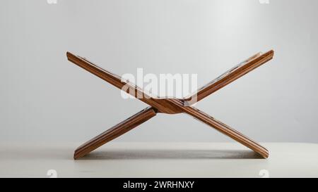 Supporto di legno per recitare il Corano Foto Stock