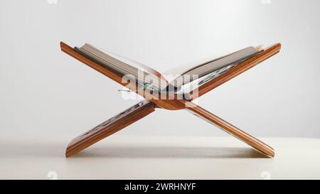 Supporto di legno per recitare il Corano Foto Stock