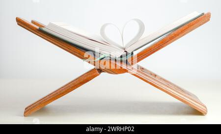 Supporto di legno per recitare il Corano Foto Stock