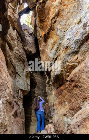 Donna che scatta foto nel canyon delle slot: Granite City, Nantahala National Forest, vicino a Cashiers, North Carolina, Stati Uniti Foto Stock