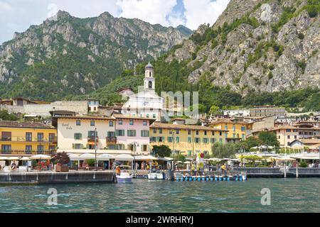 Vista della famosa città turistica di Limone sul Garda sulle rive del Lago di Garda in Italia, vista dall'acqua Foto Stock