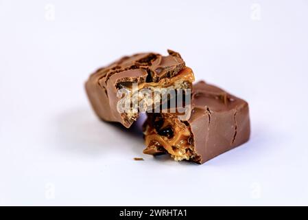 Una foto ravvicinata di un'appetitosa tavoletta di cioccolato piena di pezzi di noci Foto Stock