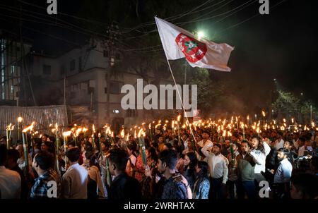 12 marzo 2024: Guwahati, Assam, India: I membri dell'All Assam Students' Union (AASU) prendono parte a una manifestazione fiammeggiante di fiaccole e gridano slogan per protestare contro l'attuazione del Citizenship Amendment Act (CAA) a Guwahati. (Immagine di credito: © David Talukdar/ZUMA Press Wire) SOLO PER USO EDITORIALE! Non per USO commerciale! Foto Stock