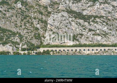 Vista sul Lago di Garda fino alla strada del lago, Gardesana Occidentale, vicino alla famosa località turistica di Limone sul Garda in Italia Foto Stock