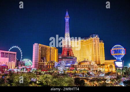 Casinò di Parigi - paesaggio del Boulevard Las Vegas al crepuscolo con le luci della Torre Eiffle accese - paesaggio urbano della sfera mongolfiera High Roller Foto Stock