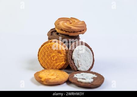 Vista ravvicinata di due deliziosi biscotti, una goccia di cioccolato e una vaniglia, disposti fianco a fianco su uno sfondo bianco pulito Foto Stock