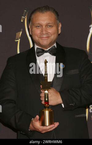 LOS ANGELES - DEC 9: Fabian Toro al decimo Circolo dei vincitori del Gala Annual Society of Voice Arts and Sciences Voice Awards al Beverly Hilton Hotel o Foto Stock