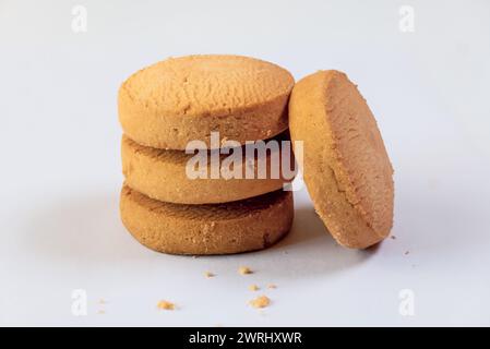 Vista ravvicinata di una varietà di deliziosi biscotti disposti artisticamente su una superficie bianca incontaminata Foto Stock