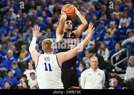 L'attaccante dei Denver Pioneers Pedro Lopez-Sanvicente (15) spara la palla durante la finale maschile al torneo di basket della Summit League tra i Denver Pioneers e i South Dakota State Jackrabbits al Denny Sanford Premier Center di Sioux Falls, South Dakota, martedì 12 marzo 2024. South Dakota State sconfisse Denver 76-68.Russell Hons/CSM. Foto Stock