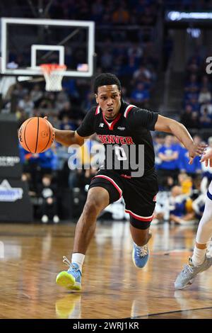 La guardia dei Denver Pioneers Tommy Bruner (0) arriva al basket durante la finale maschile al torneo di basket Summit League tra i Denver Pioneers e i South Dakota State Jackrabbits al Denny Sanford Premier Center di Sioux Falls, South Dakota, martedì 12 marzo 2024. South Dakota State sconfisse Denver 76-68.Russell Hons/CSM. Foto Stock