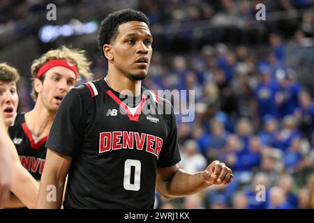 I Denver Pioneers difendono Tommy Bruner (0) durante la finale maschile al torneo di basket Summit League tra i Denver Pioneers e i South Dakota State Jackrabbits al Denny Sanford Premier Center di Sioux Falls, South Dakota, martedì 12 marzo 2024. South Dakota State sconfisse Denver 76-68.Russell Hons/CSM. (Immagine di credito: © Russell Hons/Cal Sport Media) Foto Stock