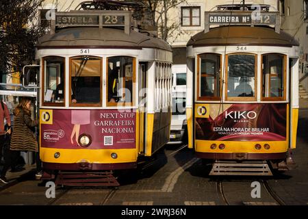 Due tram storici delle linee 28 e 12 a Lisbona, Portogallo. 1° febbraio 2024. Foto Stock