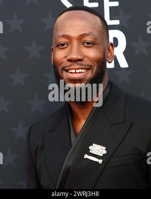 LOS ANGELES - 14 GENNAIO: Lamorne Morris al 29° Annual Critics Choice Awards - arrivi al Barker Hanger il 14 gennaio 2024 a Santa Monica, CA Foto Stock