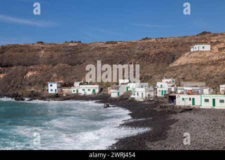 Puertito de los Molinos, spiaggia, onde, diverse piccole case bianche, costa occidentale, Fuerteventura, Isole Canarie, Spagna Foto Stock