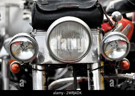 Primo piano dei fari di una classica moto Harley-Davidson, Parque Natural Cienaga de Zapata, penisola di Zapata, Cuba, America centrale Foto Stock