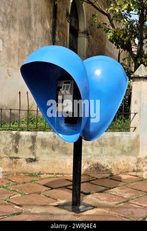 Un telefono pubblico a forma di cuore in blu brillante, Santa Clara, Cuba, America centrale Foto Stock