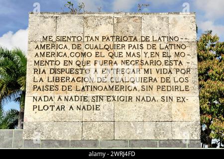 Muro con citazione incisa come parte di un monumento pubblico, (Memorial del Ernesto che Guevara Monument, Santa Clara), Cuba, America centrale Foto Stock