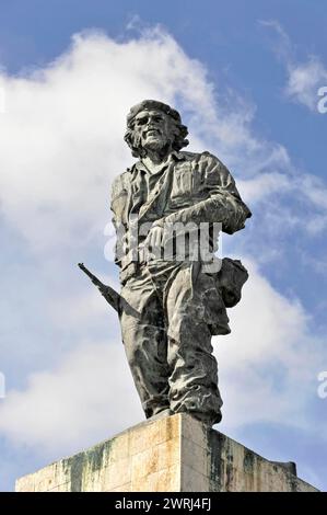 Primo piano di una statua su un alto piedistallo (monumento in bronzo alto 6 metri del Memorial del Ernesto che Guevara), Santa Clara, con cielo nuvoloso nel Foto Stock