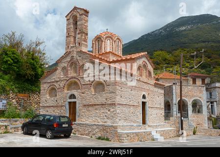 Chiesa ortodossa in pietra sotto un cielo nuvoloso con un'auto davanti a essa su una collina boscosa, Chiesa bizantina, Santa Chiesa di Metamorfosi, Lagkada Foto Stock