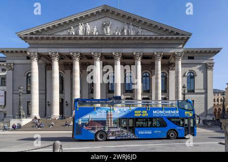 Autobus, tour panoramico di fronte all'Opera di Stato bavarese, Monaco, Baviera, Germania Foto Stock