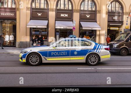 Auto della polizia BMW, agenti di polizia bavaresi di pattuglia, Maximilianstrasse Monaco, Baviera, Germania Foto Stock