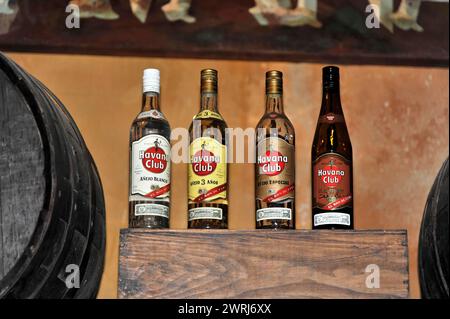 Una selezione di bottiglie di rum Havana Club presentate su uno scaffale di legno, Havana, Cuba, America centrale Foto Stock