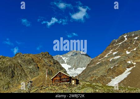 Capanna Bietschhorn del Club Alpino accademico di Berna AACB, cima Bietschhorn sul retro, Loetschental, Vallese, Svizzera Foto Stock