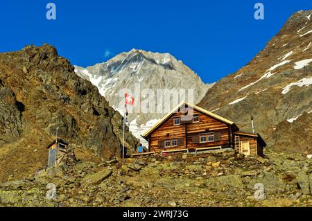 Capanna Bietschhorn del Club Alpino accademico di Berna AACB, cima Bietschhorn sul retro, Loetschental, Vallese, Svizzera Foto Stock