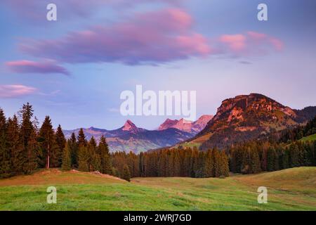 Vista da Sattelegg a Blauenstunde, con Gross Aubrig in primo piano e Choepfenberg, Tierberg, Bockmattli e Schiberg sullo sfondo Foto Stock