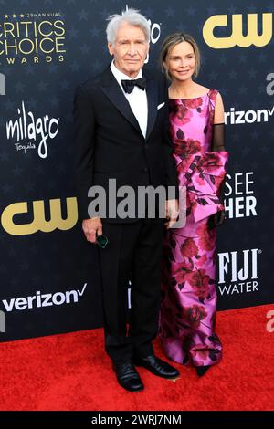 14 gennaio 2024, Santa Monica, CA, USA: LOS ANGELES - 14 GENNAIO: Harrison Ford, Calista Flockhart al 29° Annual Critics Choice Awards - arrivi al Barker Hanger il 14 gennaio 2024 a Santa Monica, CA. (Credit Image: © Kay Blake/ZUMA Press Wire) SOLO PER USO EDITORIALE! Non per USO commerciale! Foto Stock