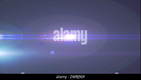 Immagine del faretto con lente svasata e fasci di luce che si muovono su sfondo scuro Foto Stock