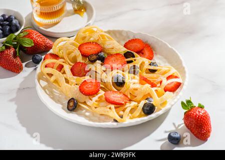 pancake in pizzo con mirtilli e fragole. Foto di alta qualità Foto Stock