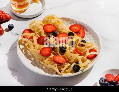 pancake in pizzo con mirtilli e fragole. Foto di alta qualità Foto Stock