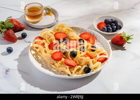 pancake in pizzo con mirtilli e fragole. Foto di alta qualità Foto Stock