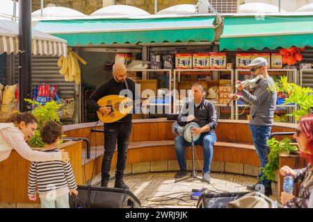 Haifa, Israele - 8 marzo 2024: Scena del mercato Wadi Nisnas, con musicisti e visitatori, Haifa, Israele Foto Stock