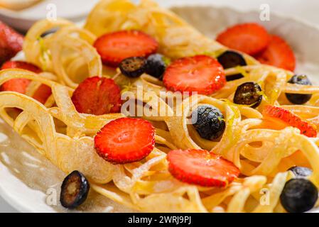 pancake in pizzo con mirtilli e fragole. Foto di alta qualità Foto Stock