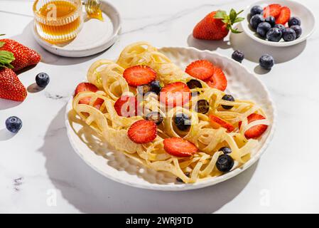 pancake in pizzo con mirtilli e fragole. Foto di alta qualità Foto Stock